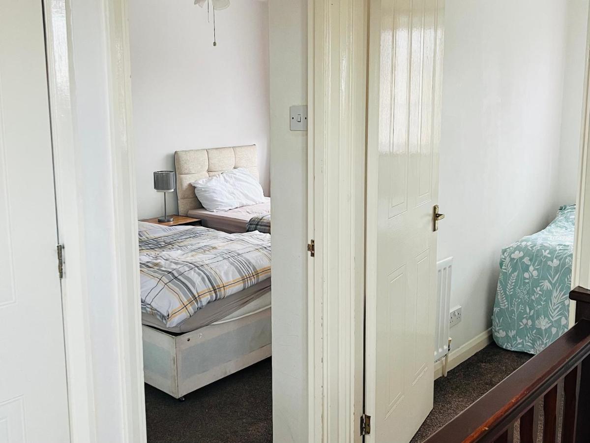 Clove, 3-4 Bed House With Garden, Free Parking, Sleeps 9 In Grays & Chafford Hundred Stifford Ngoại thất bức ảnh