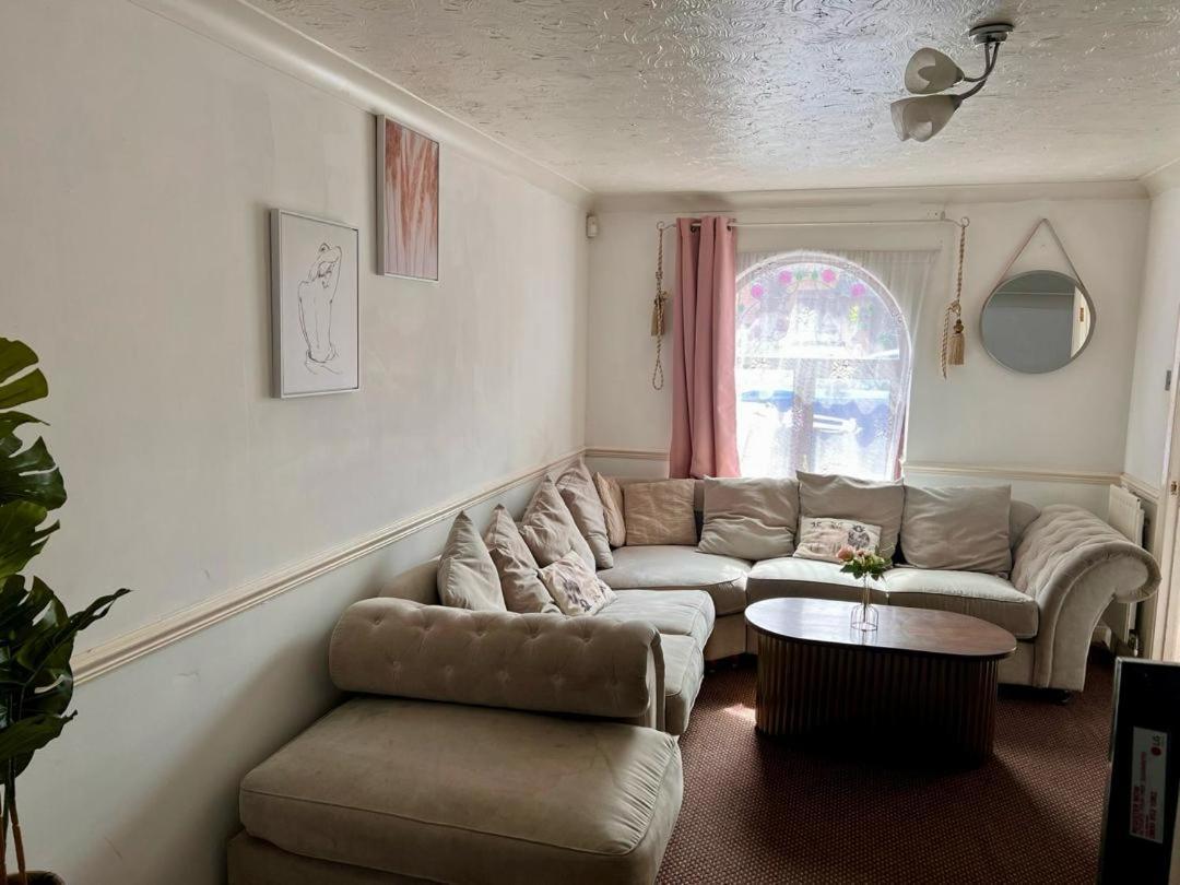 Clove, 3-4 Bed House With Garden, Free Parking, Sleeps 9 In Grays & Chafford Hundred Stifford Ngoại thất bức ảnh
